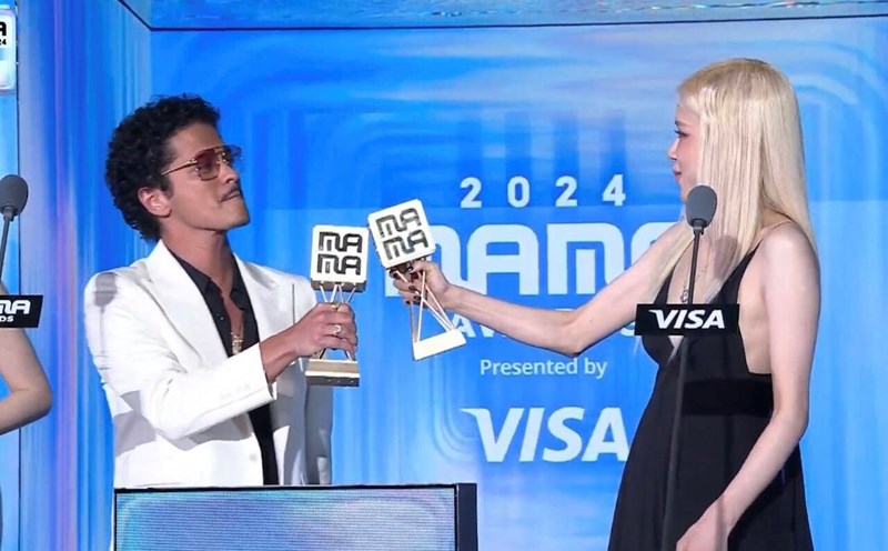Bruno Mars and Blackpink's Rose received the Global Sensation award at MAMA 2024. Photo: MAMA