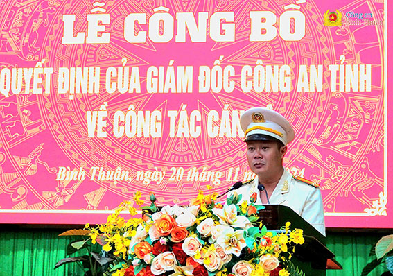 Lieutenant Colonel Huynh Thanh Duy - Deputy Head of the Economic Police Department - spoke after receiving the decision on transfer and appointment. Photo: Binh Thuan Provincial Police