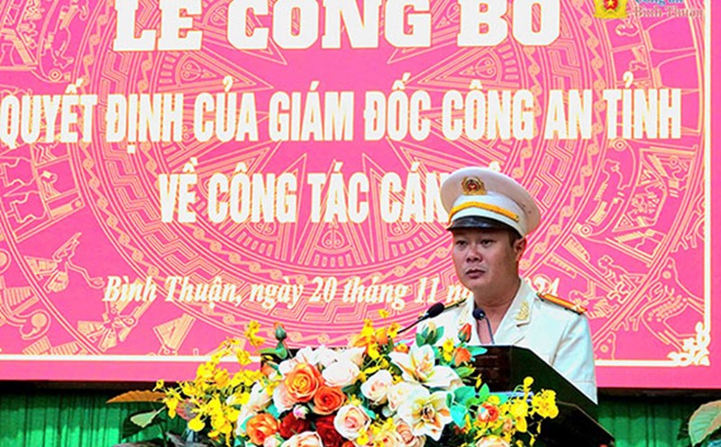 Lieutenant Colonel Huynh Thanh Duy - Deputy Head of the Economic Police Department - spoke after receiving the decision on transfer and appointment. Photo: Binh Thuan Provincial Police