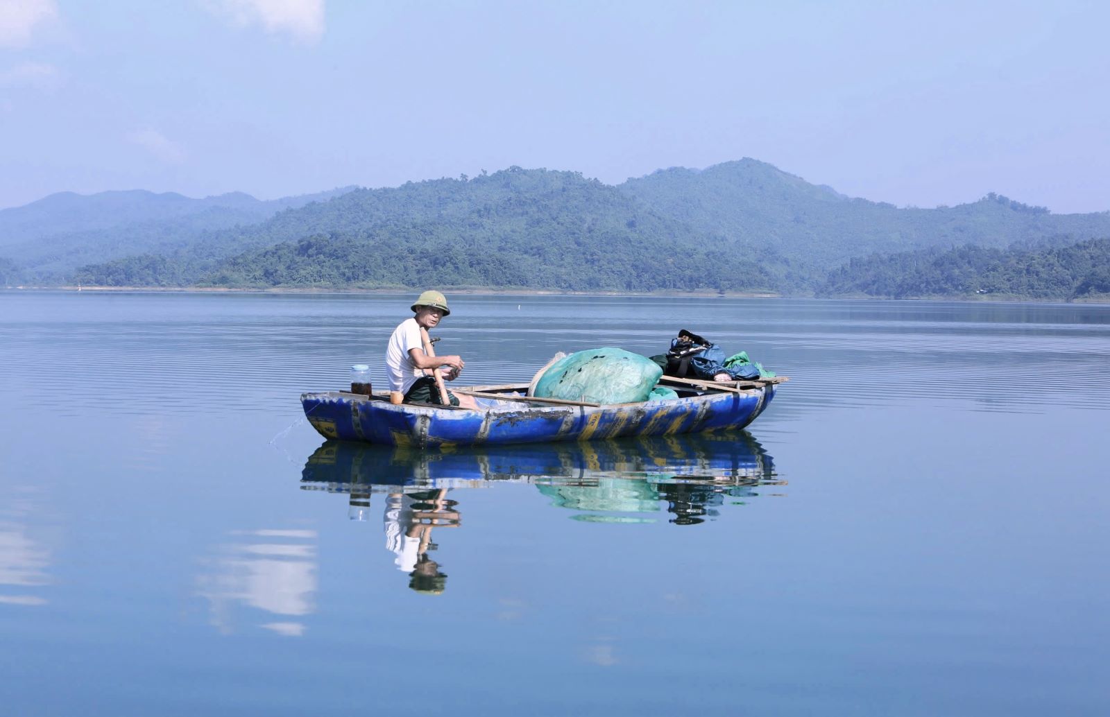 Canh nguoi dan muu sinh, danh ca tren ho Ben En. Anh: Quach Du