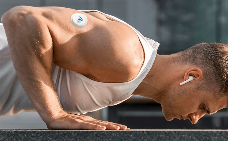 The 3P continuous blood glucose meter is the optimal combination of modern technology and medical advances in the field of blood glucose monitoring and management. Photo: FPT