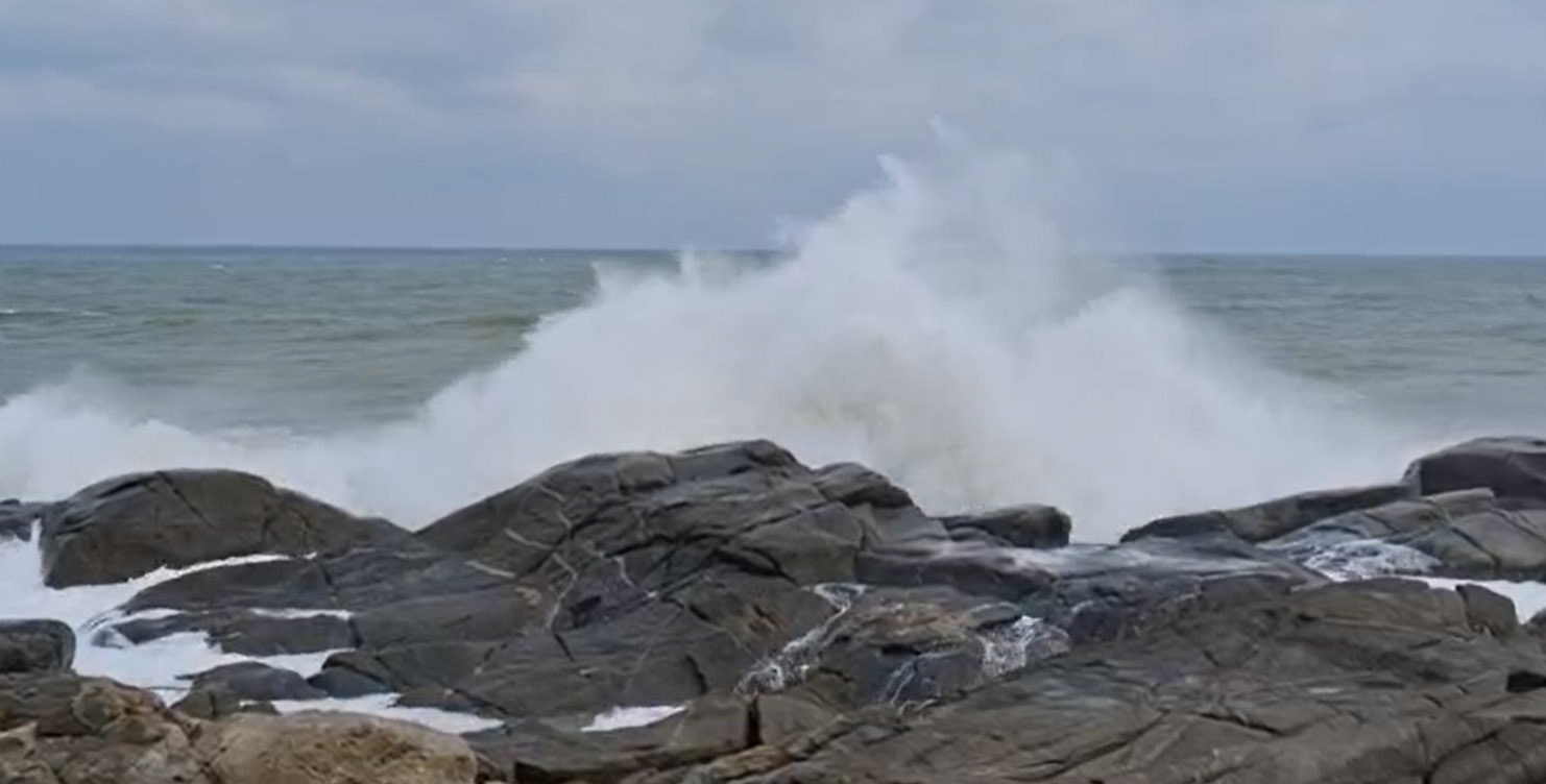 The area where the fishing boat sank occurred in the sea area of ​​Pho Thanh ward, Duc Pho town, Quang Ngai province. Photo: Vien Nguyen