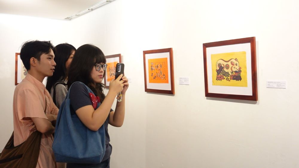 Da Nang Fine Arts Museum displays hundreds of folk paintings. Photo: Tran Thi