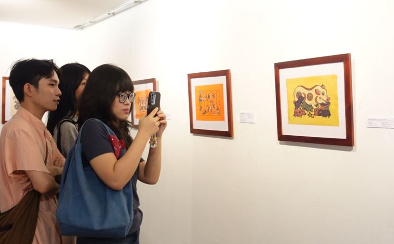 Da Nang Fine Arts Museum displays hundreds of folk paintings. Photo: Tran Thi