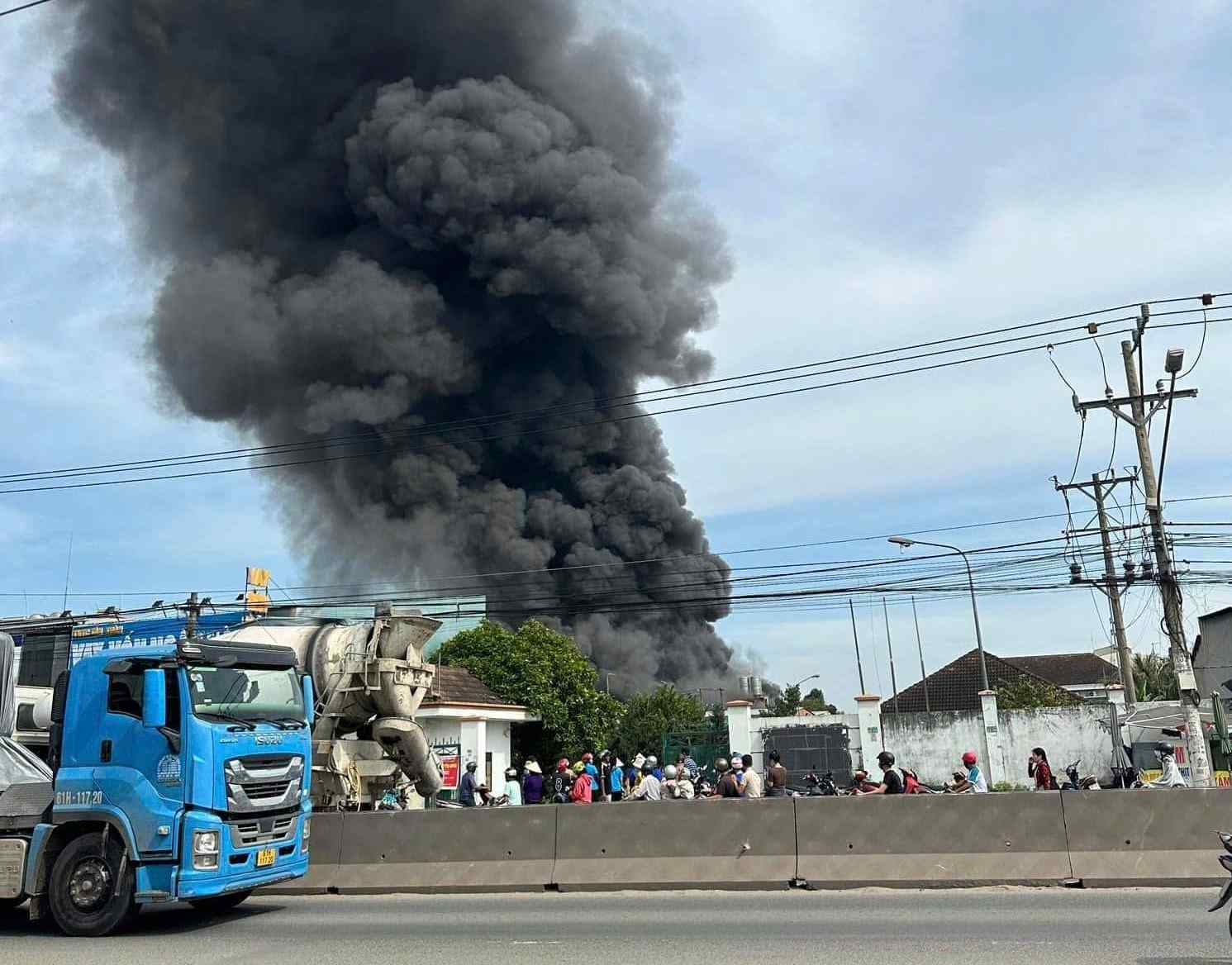 Fire at a wood company in Ben Cat, smoke column rising dozens of meters high. Photo: Duong Binh