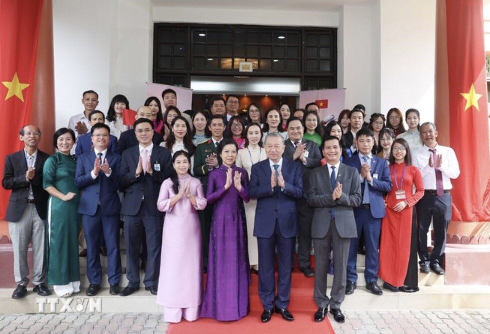 General Secretary To Lam and his wife with officials, staff of the Embassy and the Vietnamese community in Malaysia. Photo: VNA