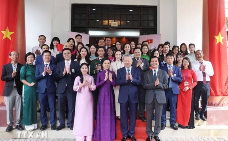 General Secretary To Lam and his wife with officials, staff of the Embassy and the Vietnamese community in Malaysia. Photo: VNA