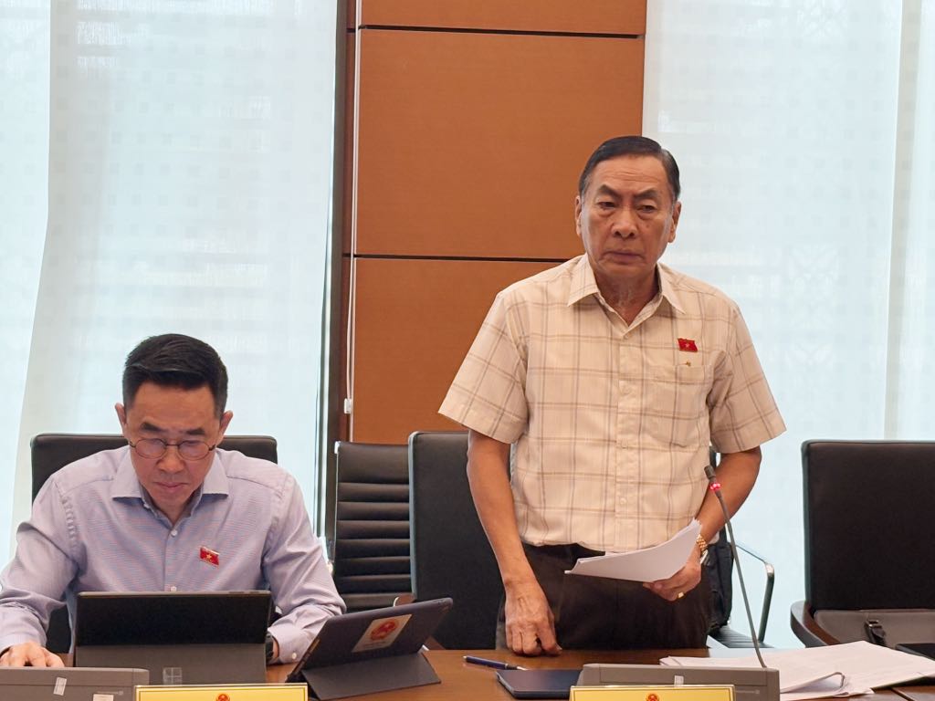 Delegate Pham Van Hoa (Dong Thap delegation) mentioned the case of a state-owned enterprise making a profit, but the workers received 3 million VND, and the enterprise chairman received 100 million VND. Photo: Bao Han
