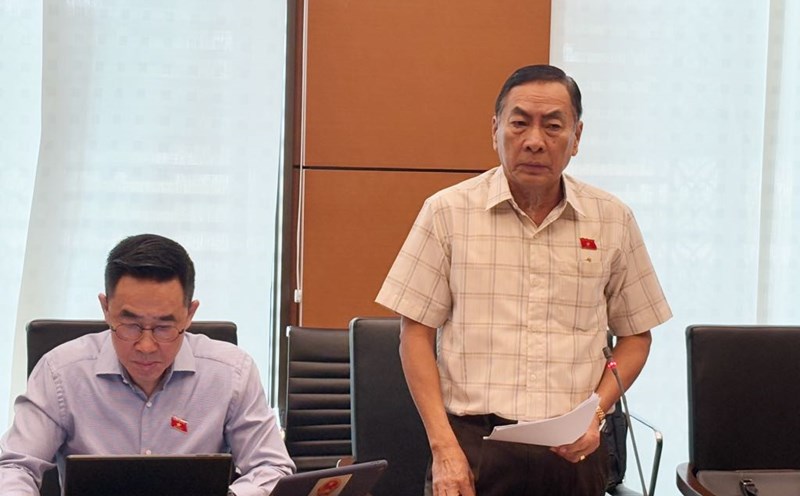 Delegate Pham Van Hoa (Dong Thap delegation) mentioned the case of a state-owned enterprise making a profit, but the workers received 3 million VND, and the enterprise chairman received 100 million VND. Photo: Bao Han