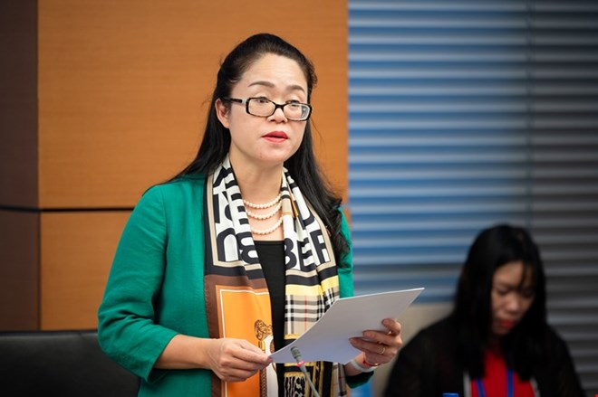 Delegate Duong Minh Anh agreed with the proposal to make votive paper and plastic bags subject to special consumption tax. Photo: Quochoi.vn