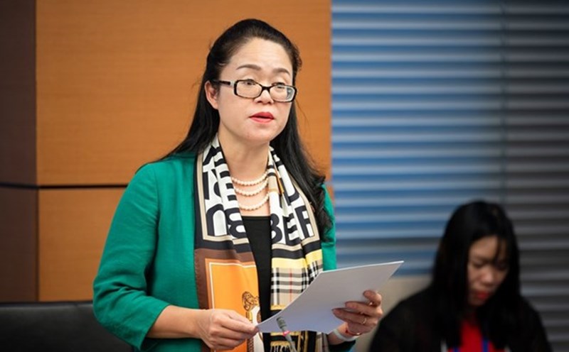 Delegate Duong Minh Anh agreed with the proposal to make votive paper and plastic bags subject to special consumption tax. Photo: Quochoi.vn