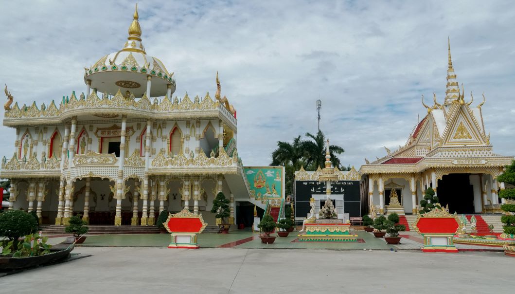 Toan canh ngoi chua. Anh: Phuong Anh