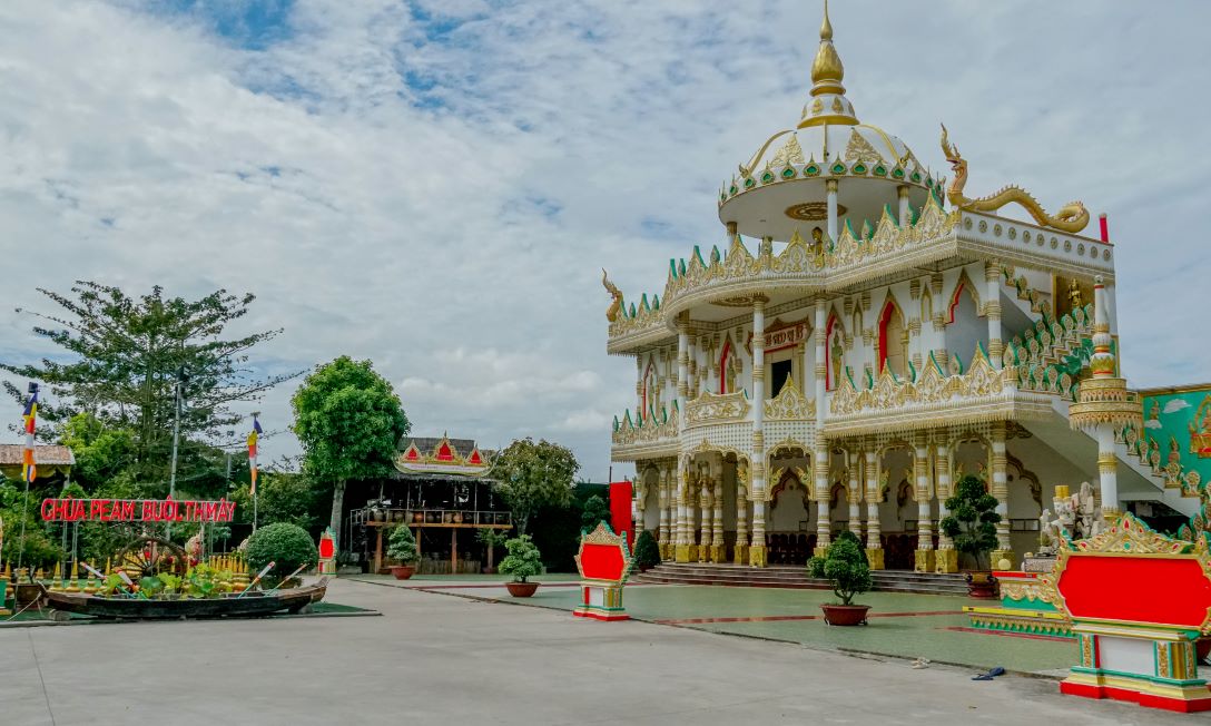 Chùa Peam Buôl Thmây với kiến trúc truyền thống kết hợp hiện đại. Ảnh: Phương Anh