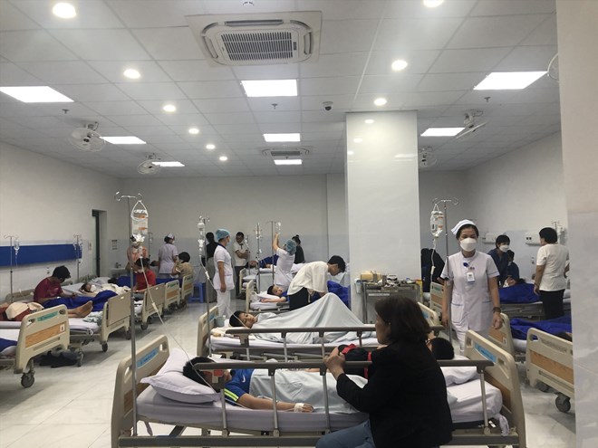 Students of iSchool Nha Trang, Khanh Hoa were hospitalized after suffering from food poisoning in 2022. Photo: Huu Long