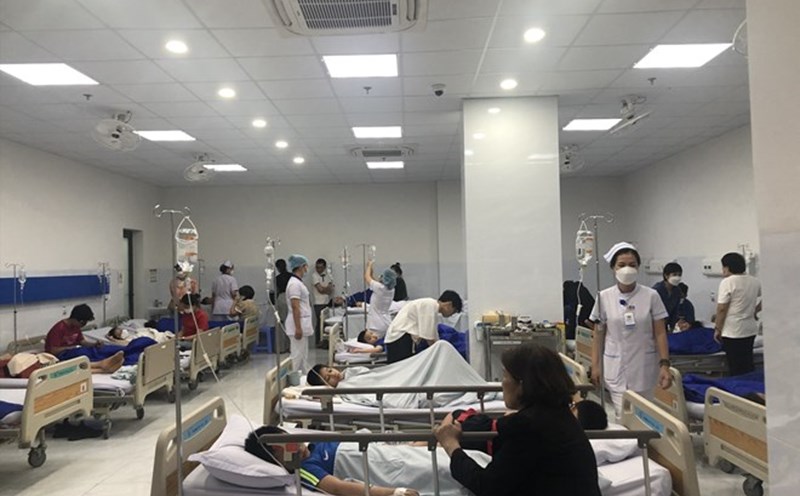Students of iSchool Nha Trang, Khanh Hoa were hospitalized after suffering from food poisoning in 2022. Photo: Huu Long