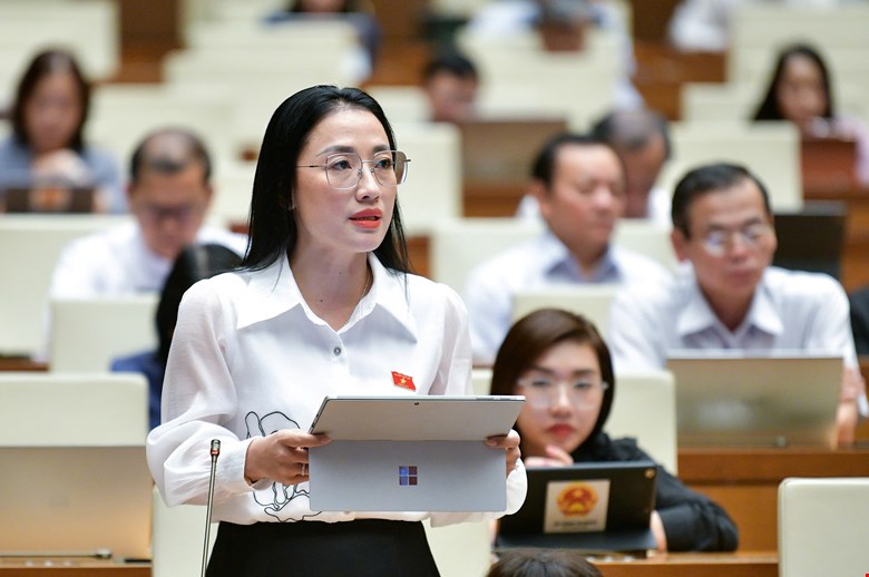Delegate Tran Khanh Thu - National Assembly Delegation of Thai Binh province talks about loopholes in the trade of toxic substances, including cyanide. Photo: Pham Dong