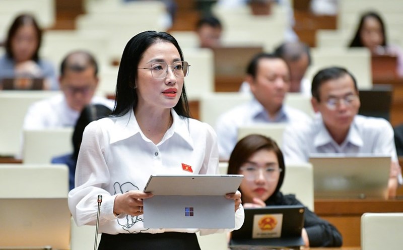Delegate Tran Khanh Thu - National Assembly Delegation of Thai Binh province talks about loopholes in the trade of toxic substances, including cyanide. Photo: Pham Dong