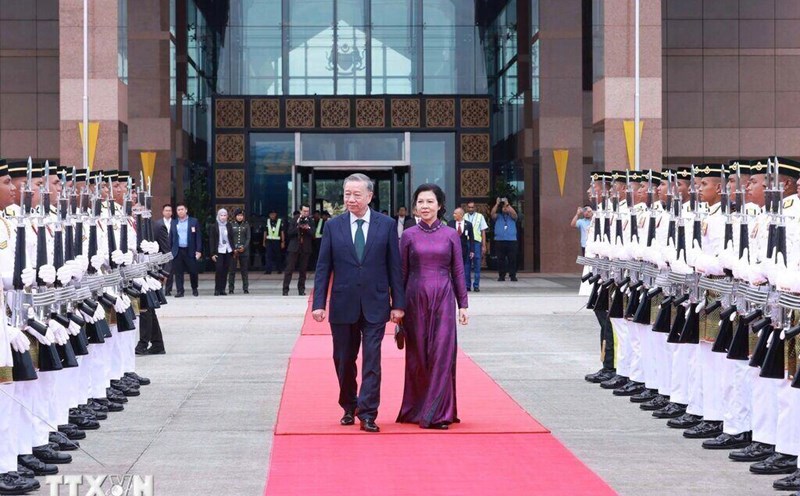 Farewell ceremony for General Secretary To Lam and his wife at Kuala Lumpur International Airport, Kuala Lumpur, Malaysia. Photo: VNA