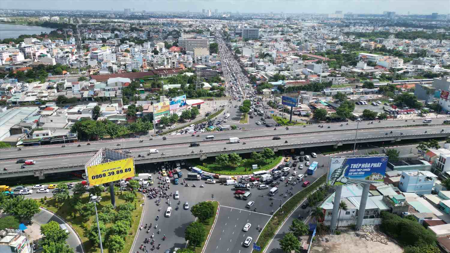 Ho Chi Minh City plans to reclaim land from more than 1,000 households to expand and build an elevated road on National Highway 13. Photo: Anh Tu