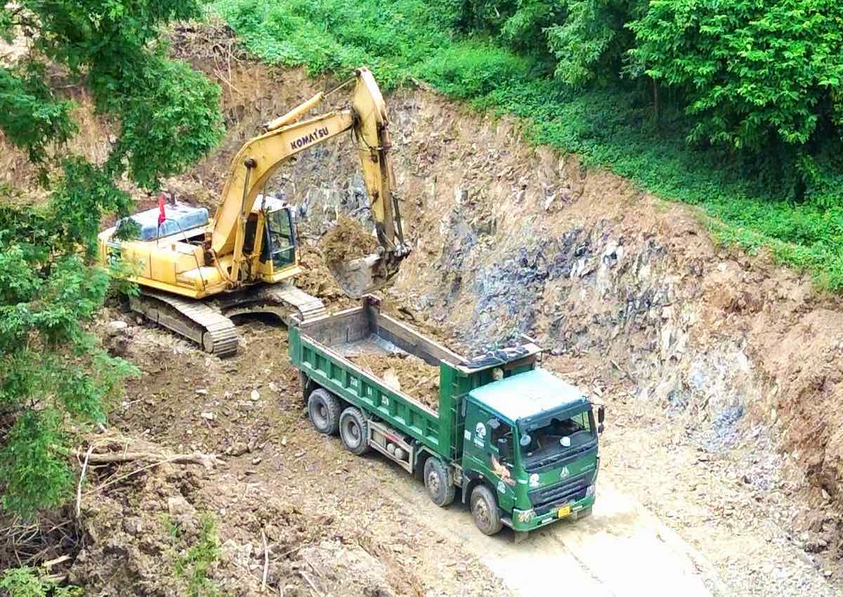 Xe tai ben tap nap van chuyen vat lieu ra vao cong truong. Anh: Duy Tuan 