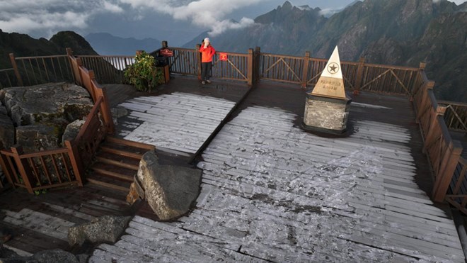 Low temperatures in the early morning caused a thin layer of ice to appear on the top of Fansipan. Photo: Sa Pa Department of Culture and Information