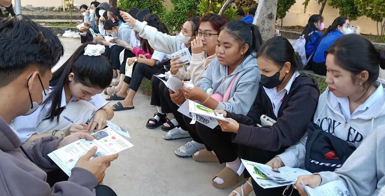 Find out information at the Job Fair in Bac Lieu. Photo: Nhat Ho