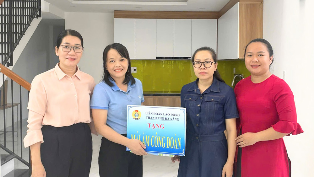 Da Nang City Labor Federation accepted and handed over 5 "Union Shelters" to union members in difficult circumstances. Photo: Tra Giang