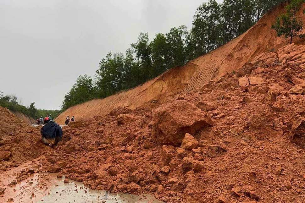 Landslides on both sides of the new road passing through village 4 (An Hung commune, An Lao district, Binh Dinh) caused traffic to be paralyzed. Photo: An Hung