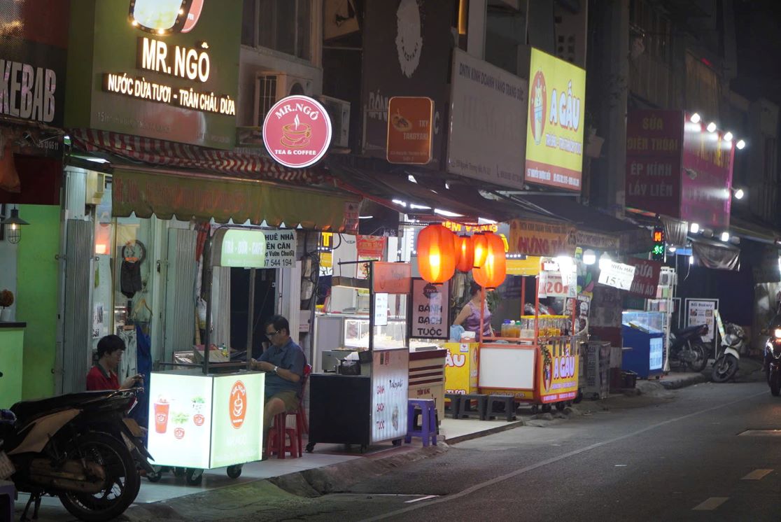 It's a weekend evening but Nguyen Thuong Hien food street is still deserted. Photo: Nguyen Chan