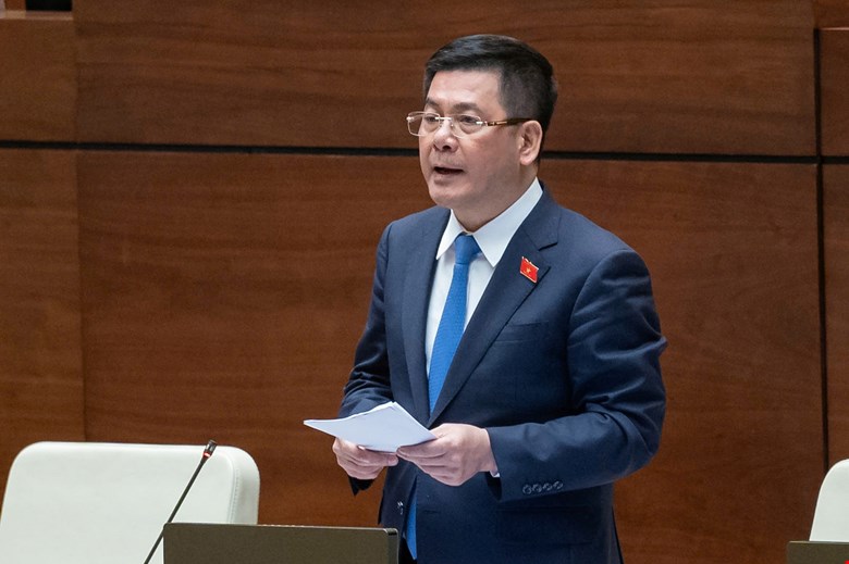 Minister of Industry and Trade Nguyen Hong Dien explained and clarified a number of issues raised by National Assembly deputies regarding the draft Law on Chemicals (amended). Photo: National Assembly