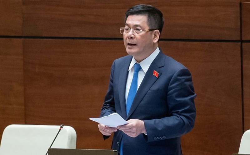 Minister of Industry and Trade Nguyen Hong Dien explained and clarified a number of issues raised by National Assembly deputies regarding the draft Law on Chemicals (amended). Photo: National Assembly