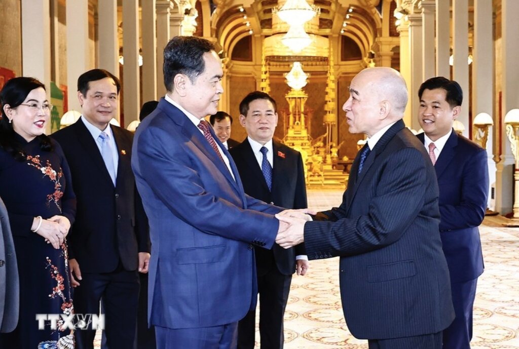 King Norodom Sihamoni and National Assembly Chairman Tran Thanh Man were pleased to see the comprehensive cooperation between Vietnam and Cambodia continuously developing well. Photo: VNA