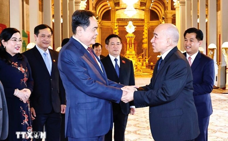 King Norodom Sihamoni and National Assembly Chairman Tran Thanh Man were pleased to see the comprehensive cooperation between Vietnam and Cambodia continuously developing well. Photo: VNA