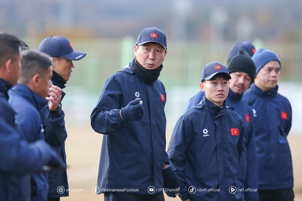 Huan luyen vien Kim Sang-sik trao doi cung cac cau thu. Anh: VFF