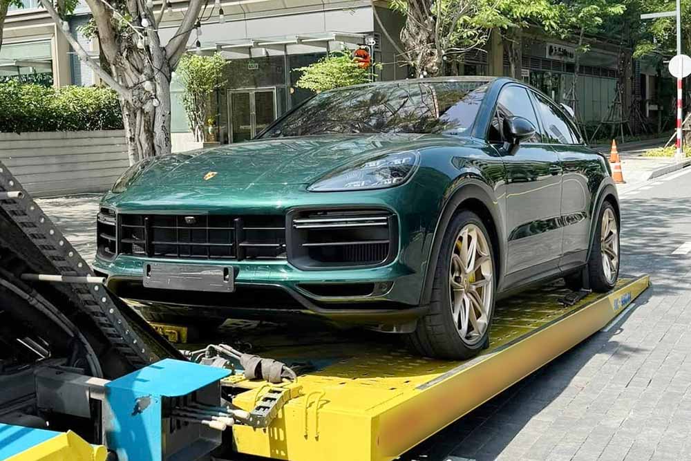 The rare Porsche Cayenne Turbo GT in Vietnam is being resold for 12.8 billion VND. Photo: Viet Anh