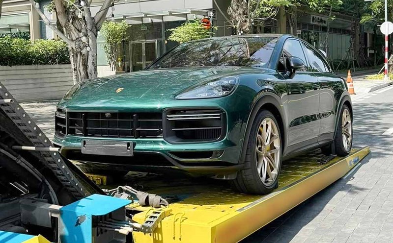 The rare Porsche Cayenne Turbo GT in Vietnam is being resold for 12.8 billion VND. Photo: Viet Anh