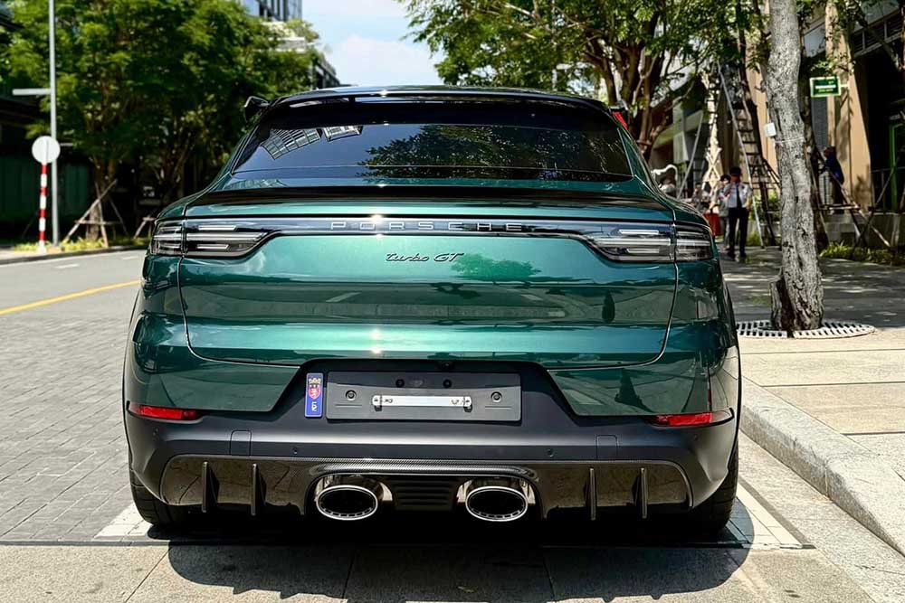 Sieu xe Porsche Cayenne Turbo GT nhin tu phia truoc va phia sau. Anh: Viet Anh