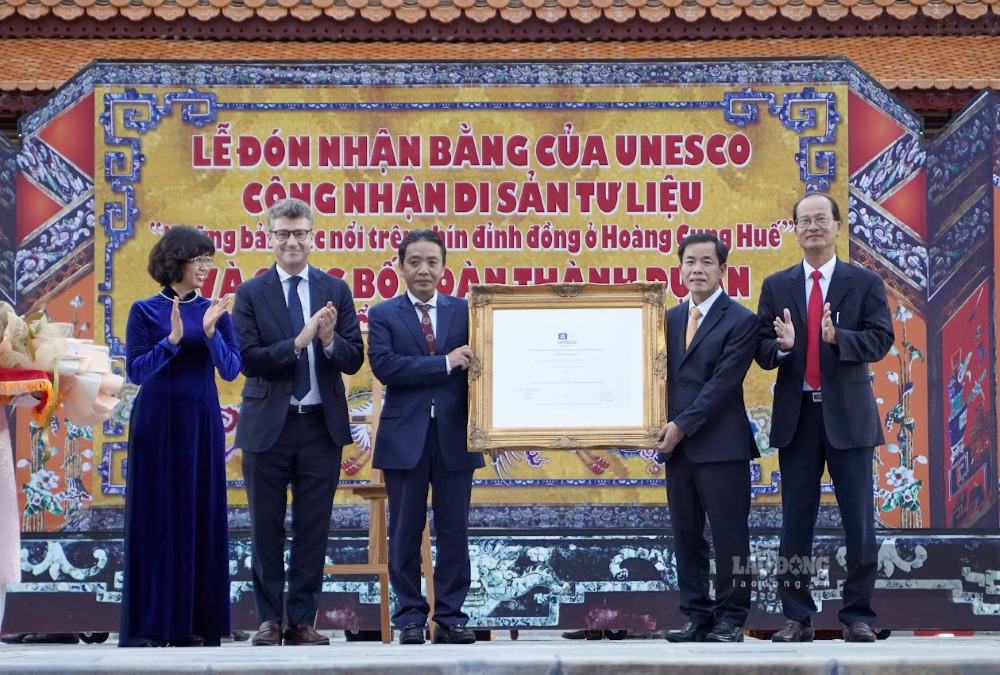 Co do Hue don Bang cong nhan di san tu lieu khu vuc chau A - Thai Binh Duong cua UNESCO cho “Nhung ban duc noi tren chin dinh dong o Hoang cung Hue“. Anh: Nguyen Luan.