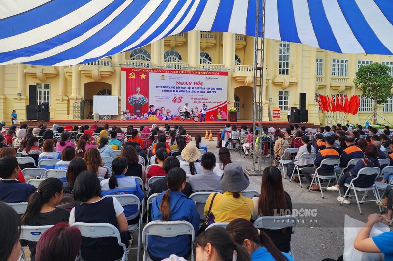 Ngay hoi lai xe an toan duoc LDLD tinh Phu Tho to chuc sang ngay 24.11 tai Nha van hoa Lao Dong tinh nham tuyen truyen, pho bien phap luat ve trat tu, an toan giao thong; thay dau xe mien phi va huong dan lai xe an toan cho cong nhan lao dong. Anh: To Cong.