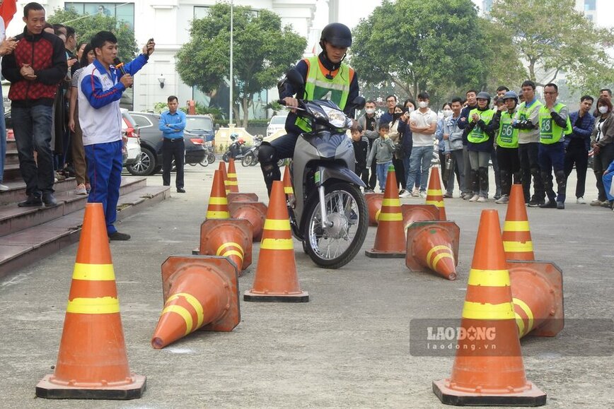 Cùng với đó, các công nhân tham gia phần thi lái xe qua đường hẹp, với giải thưởng cao nhất là một chiếc xe máy nhãn hiệu Honda Wave.