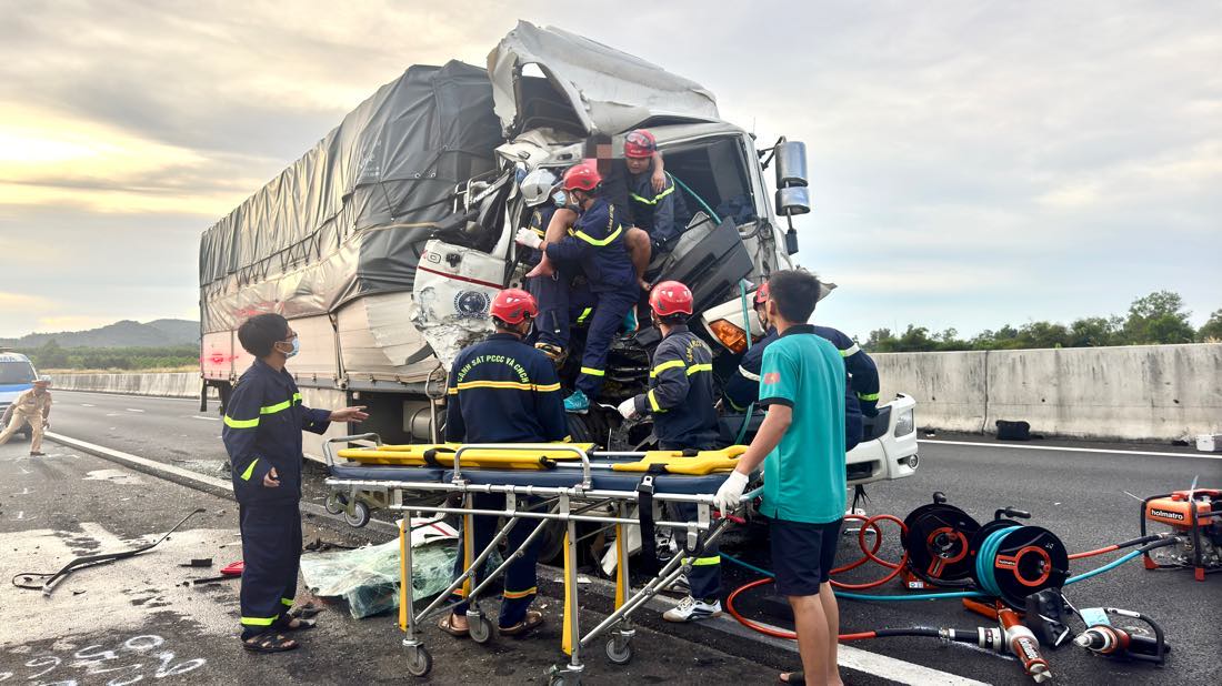 Tai xe bi mac ket trong cabin duoc giai cuu ra ngoai sau hon 1 tieng. Anh: Duy Tuan 