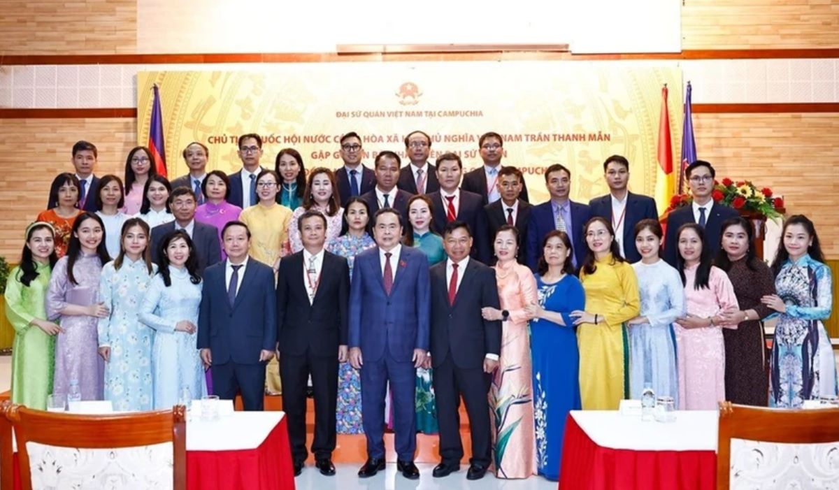 National Assembly Chairman Tran Thanh Man takes souvenir photos with delegates. Photo: VNA