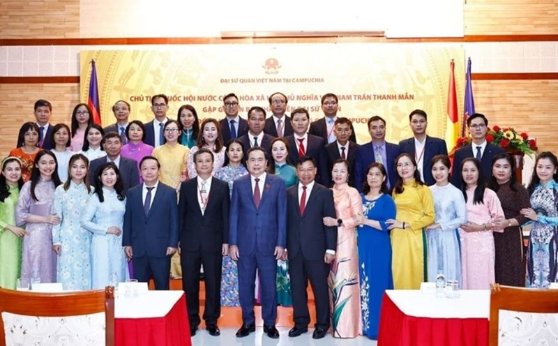 National Assembly Chairman Tran Thanh Man takes souvenir photos with delegates. Photo: VNA