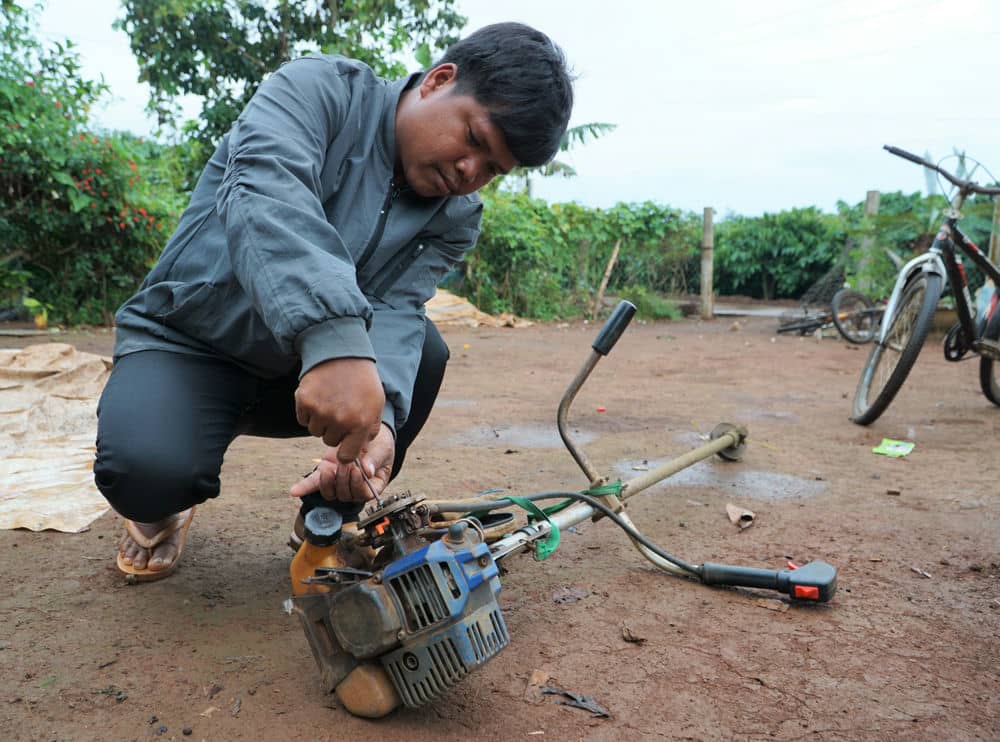 After learning a trade, the mountain people in Gia Lai have repaired lawn mowers and agricultural tools themselves. Photo: Hai Au