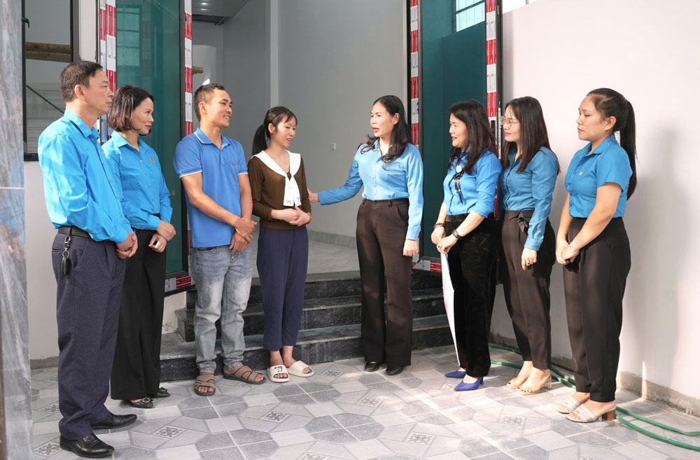 Ms. Trinh Thi Thoa - President of Vinh Phuc Provincial Labor Federation encouraged Ms. Thuy's family to overcome difficulties and stabilize their lives. Photo: Bao Nguyen