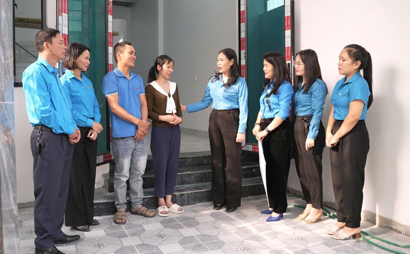 Ms. Trinh Thi Thoa - President of Vinh Phuc Provincial Labor Federation encouraged Ms. Thuy's family to overcome difficulties and stabilize their lives. Photo: Bao Nguyen