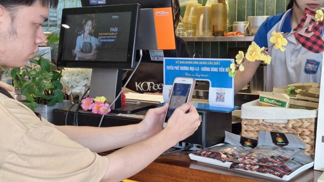 Cashless payment is a growing trend in many localities. Photo: Phu Den