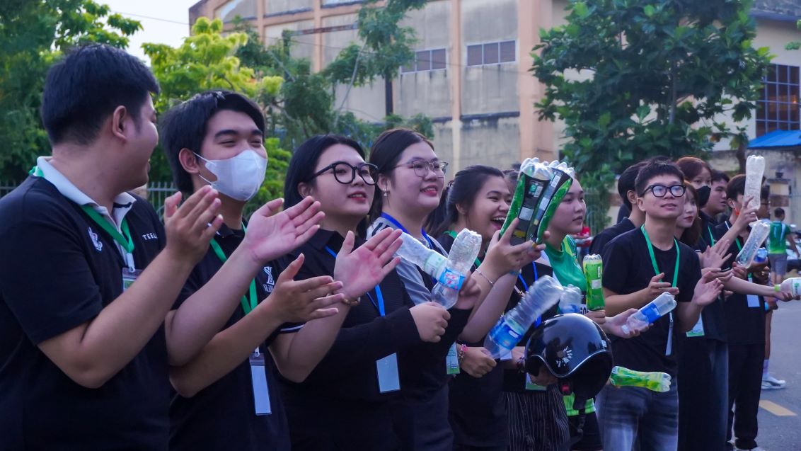 Co dong vien co vu nhiet tinh cho cac runner “chan tron”.