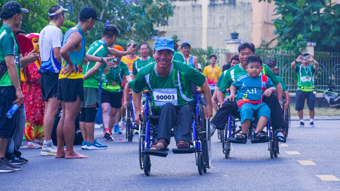 Giai chay “Buoc chan hoa nhap 2024” con gay quy de xay dung cong trinh thiet thuc cho nguoi khuyet tat su dung. Hoi du kien se thuc hien viec xay moi hoac dieu chinh hop ly 10 nha ve sinh tiep can cho Hoi vien.