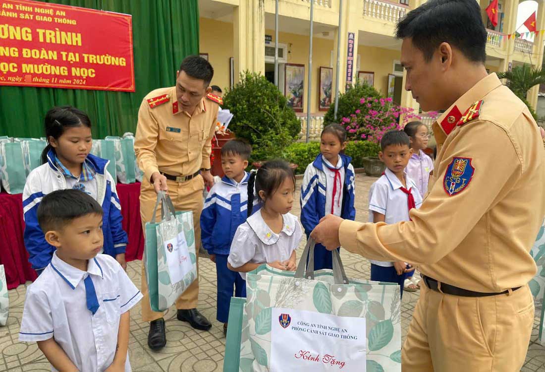 Leaders, officers and soldiers of the Traffic Police Department of Nghe An Province Police presented gifts to students of Muong Noc Primary School. Photo: Ngoc Anh